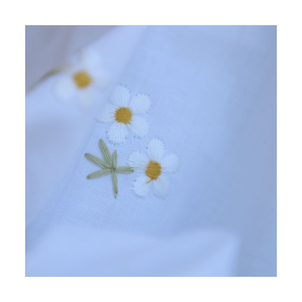 Alienor - Voile de coton blanc broderies petites fleurs blanches