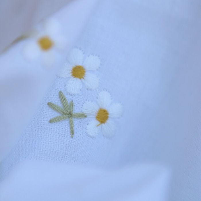 Alienor - Voile de coton blanc broderies petites fleurs blanches