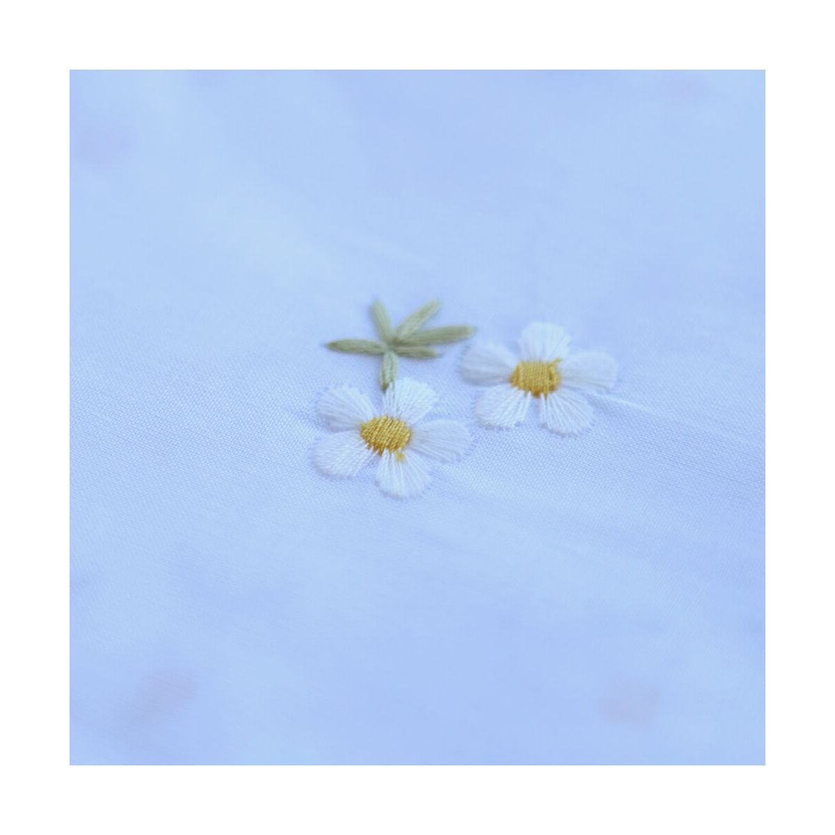 Alienor - Voile de coton blanc broderies petites fleurs blanches