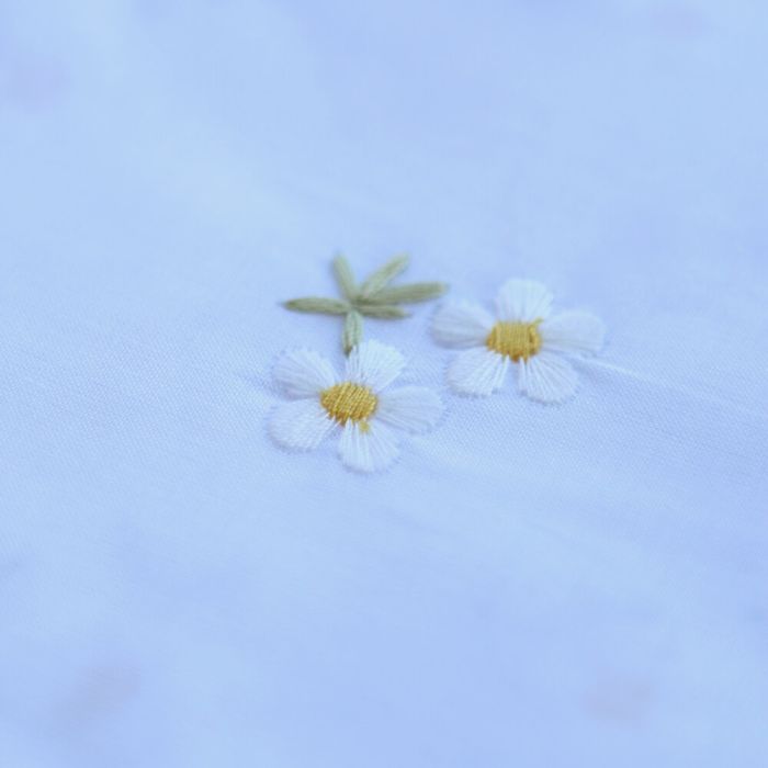 Alienor - Voile de coton blanc broderies petites fleurs blanches