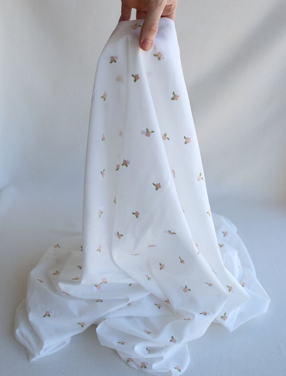 Celestine - Voile de coton écru broderies petites fleurs rose tendre