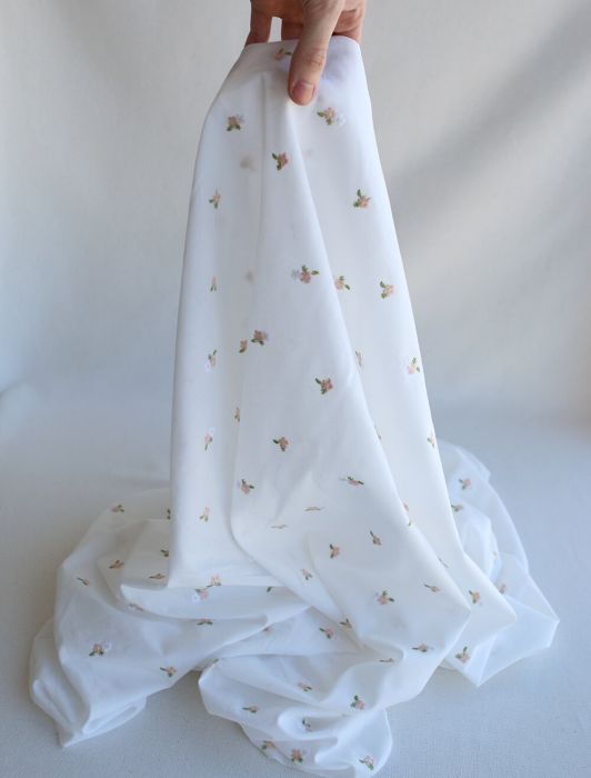 Celestine - Voile de coton écru broderies petites fleurs rose tendre