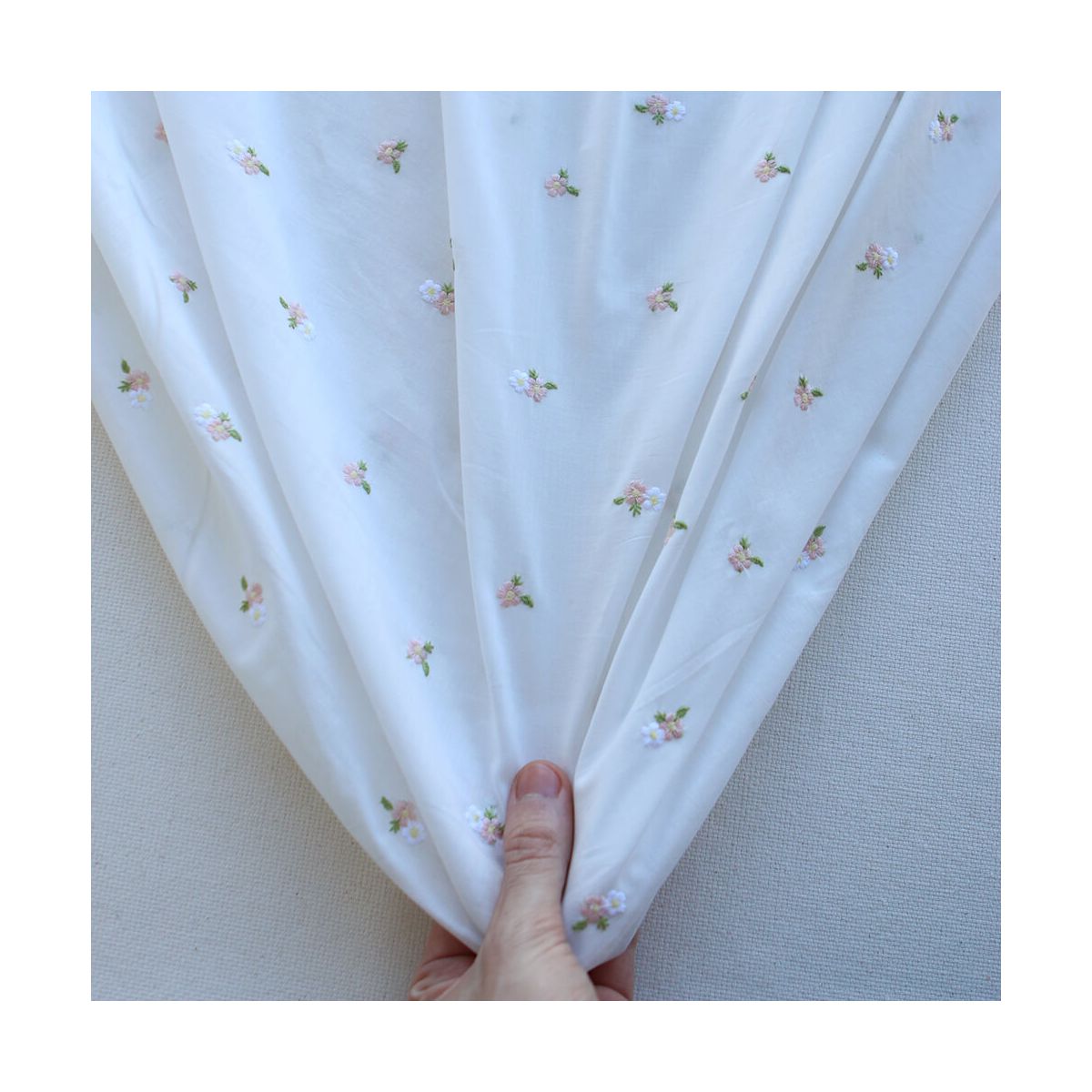 Celestine - Voile de coton écru broderies petites fleurs rose tendre