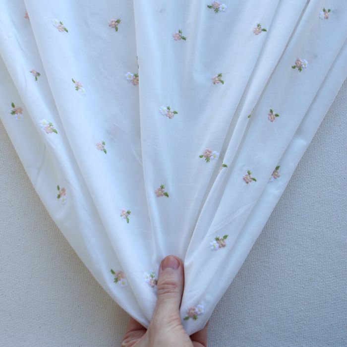 Celestine - Voile de coton écru broderies petites fleurs rose tendre