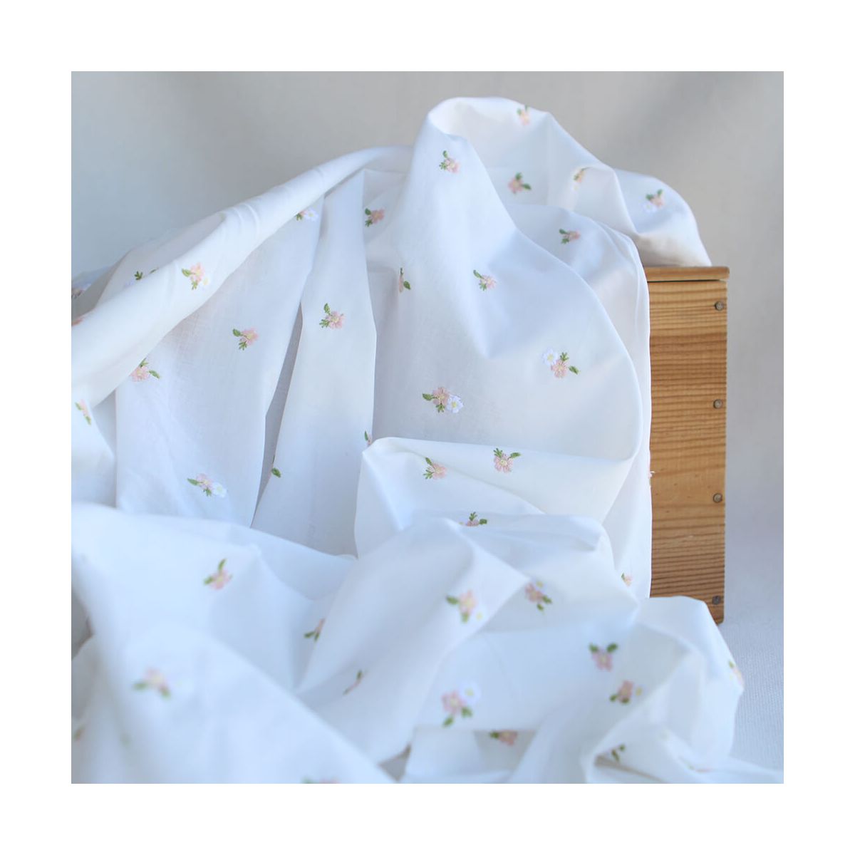 Celestine - Voile de coton écru broderies petites fleurs rose tendre