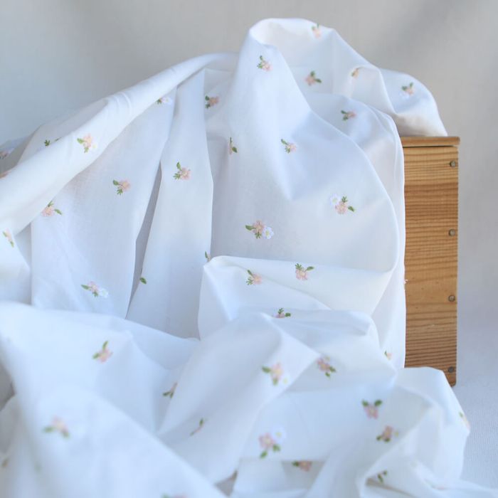 Celestine - Voile de coton écru broderies petites fleurs rose tendre