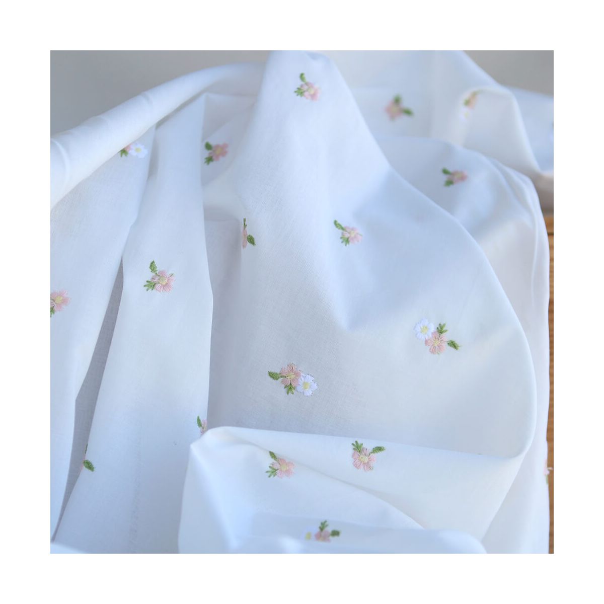 Celestine - Voile de coton écru broderies petites fleurs rose tendre