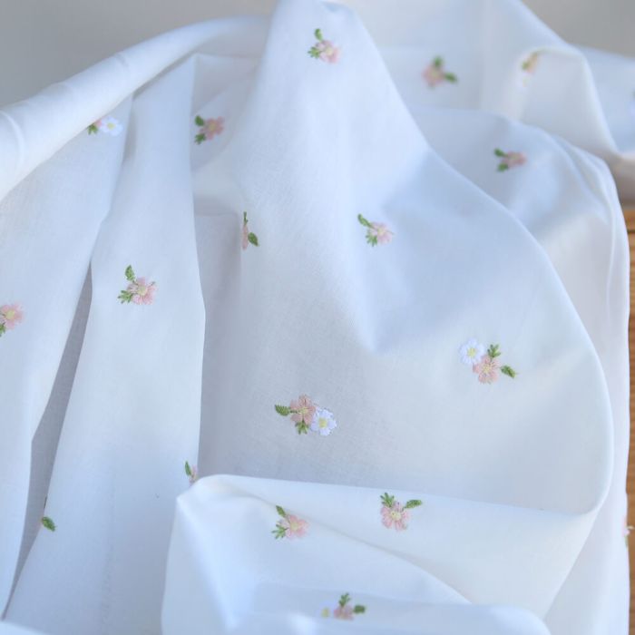 Celestine - Voile de coton écru broderies petites fleurs rose tendre