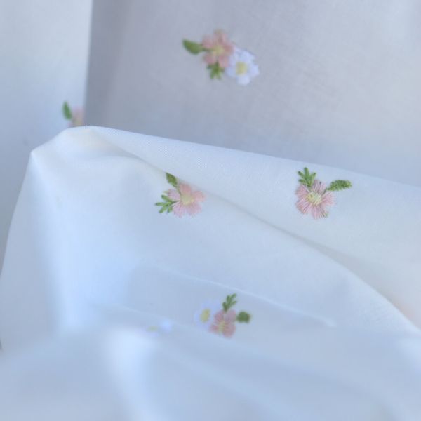 Celestine - Voile de coton écru broderies petites fleurs rose tendre 2