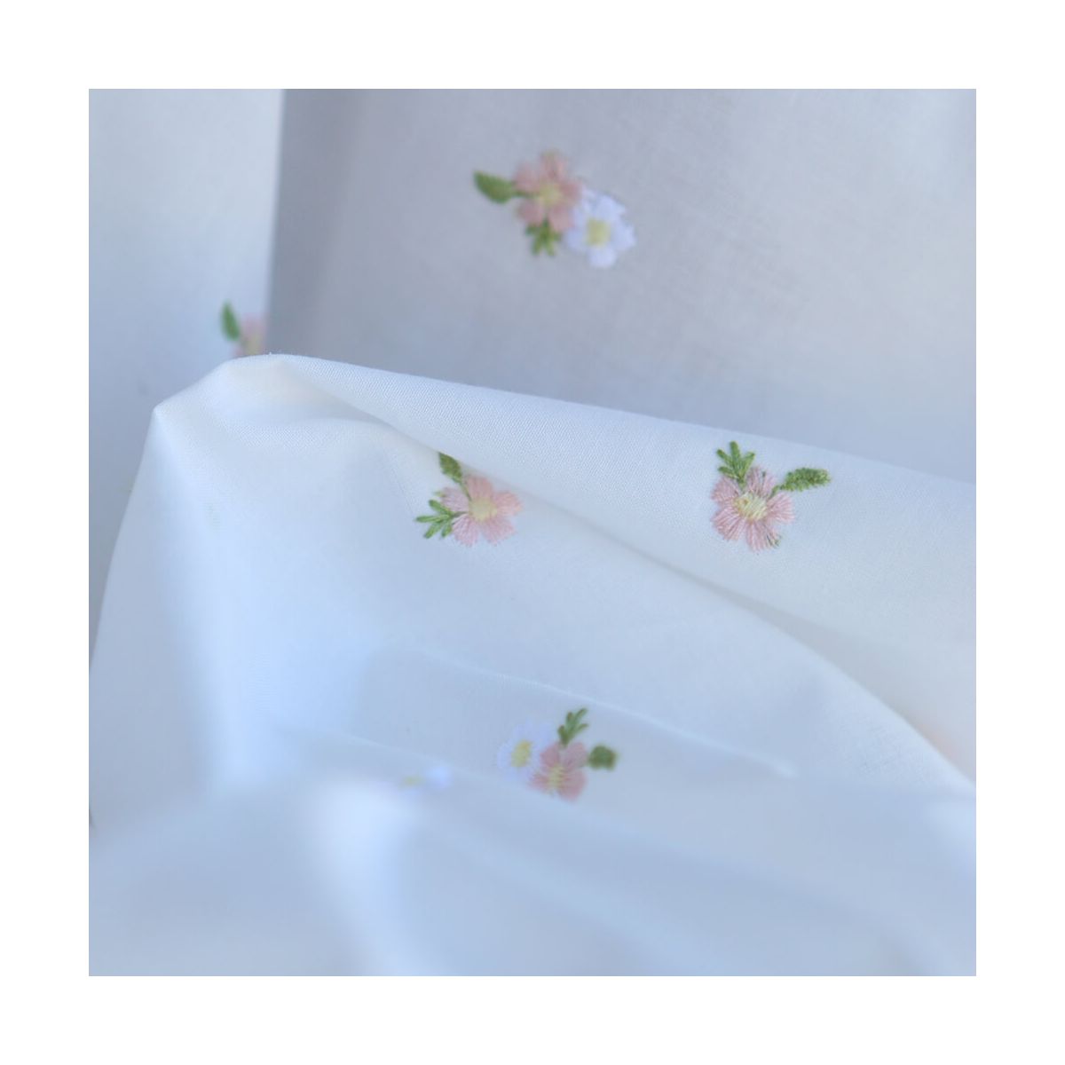 Celestine - Voile de coton écru broderies petites fleurs rose tendre