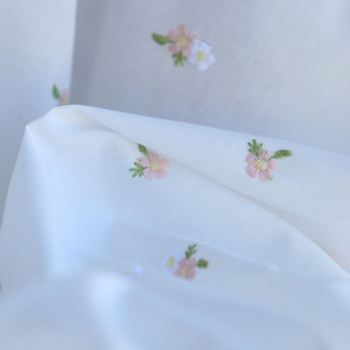 Celestine - Voile de coton écru broderies petites fleurs rose tendre