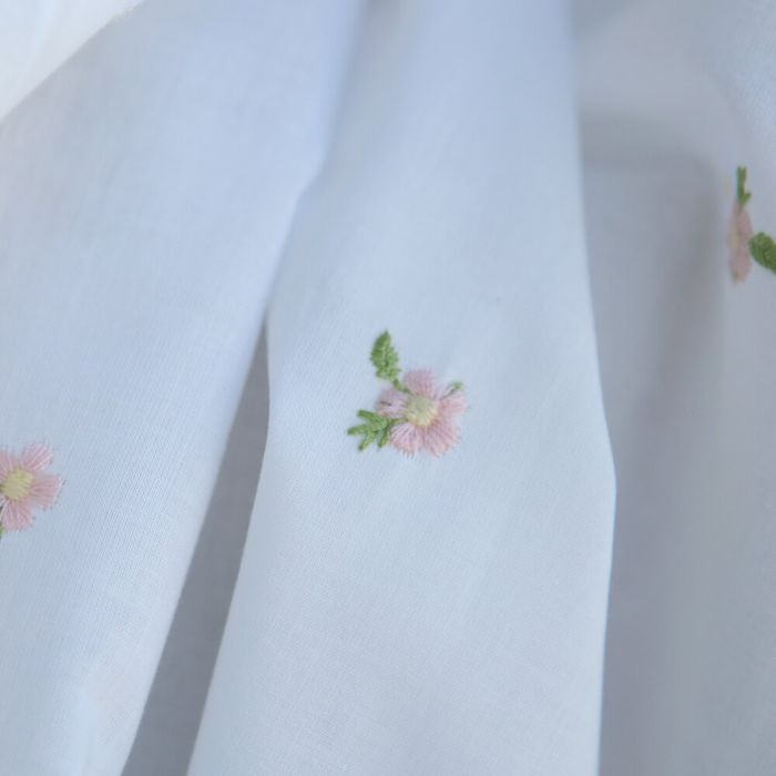 Celestine - Voile de coton écru broderies petites fleurs rose tendre