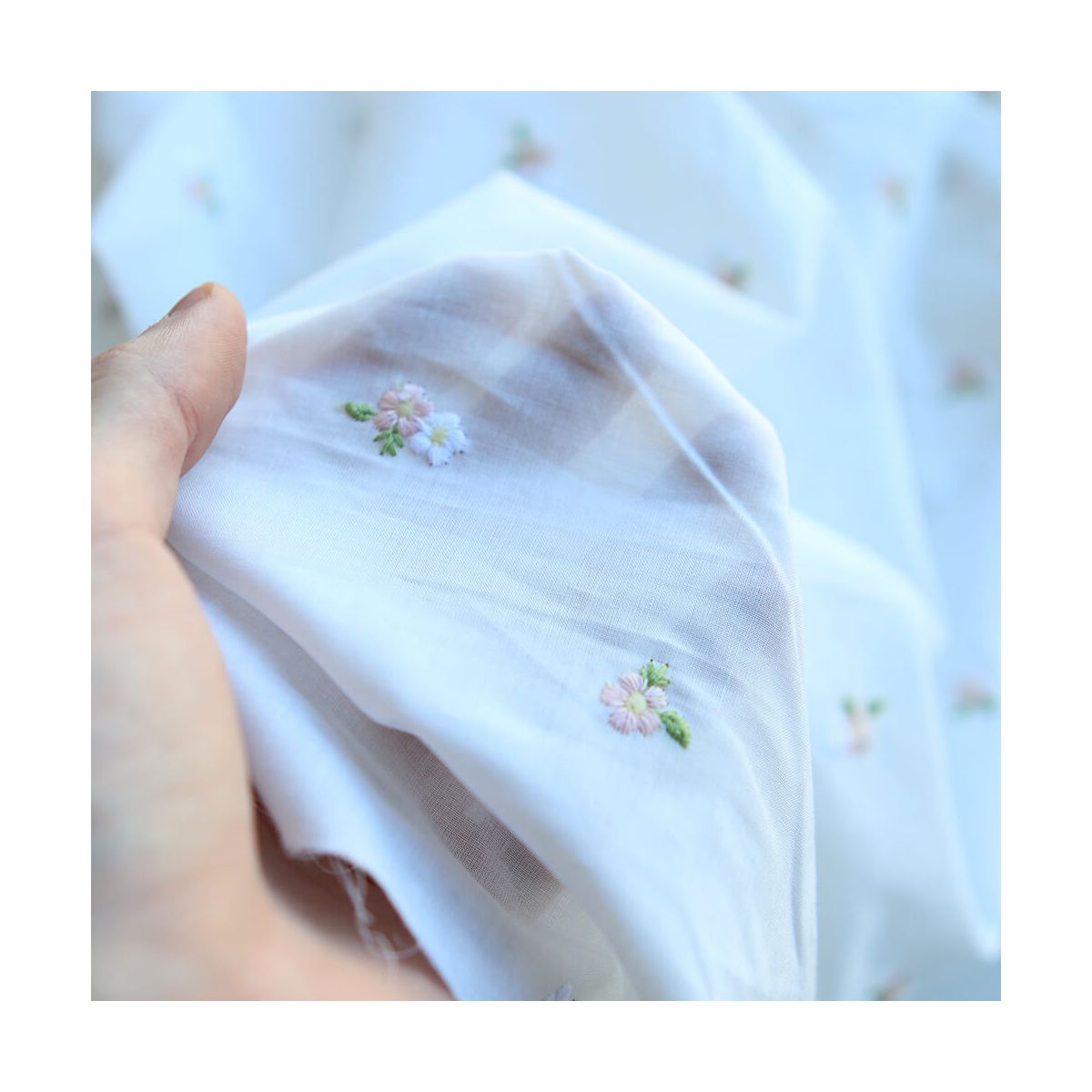 Celestine - Voile de coton écru broderies petites fleurs rose tendre