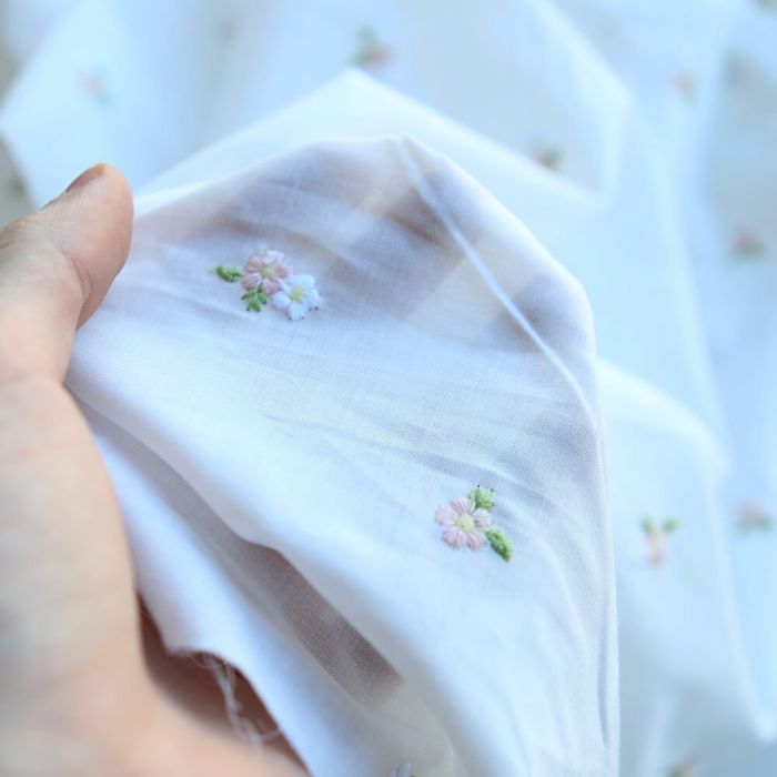 Celestine - Voile de coton écru broderies petites fleurs rose tendre