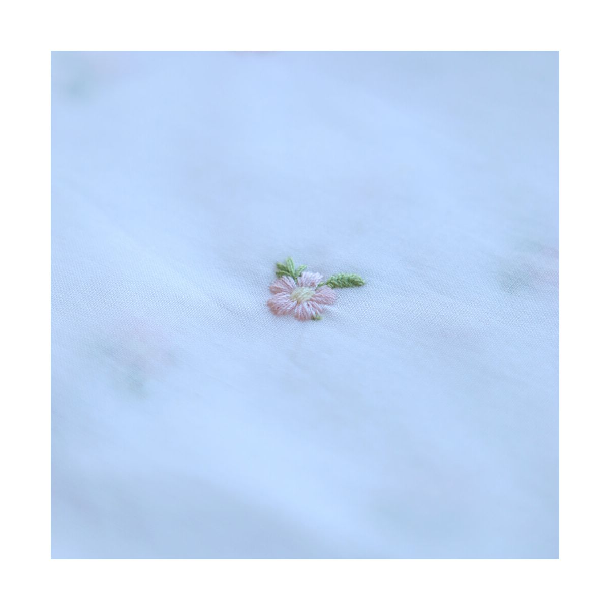 Celestine - Voile de coton écru broderies petites fleurs rose tendre