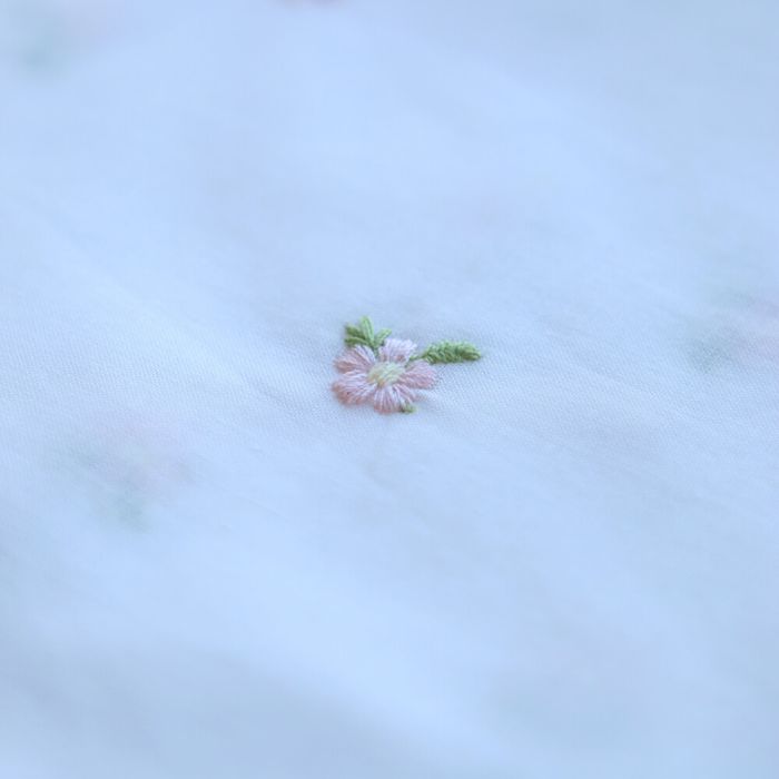 Celestine - Voile de coton écru broderies petites fleurs rose tendre