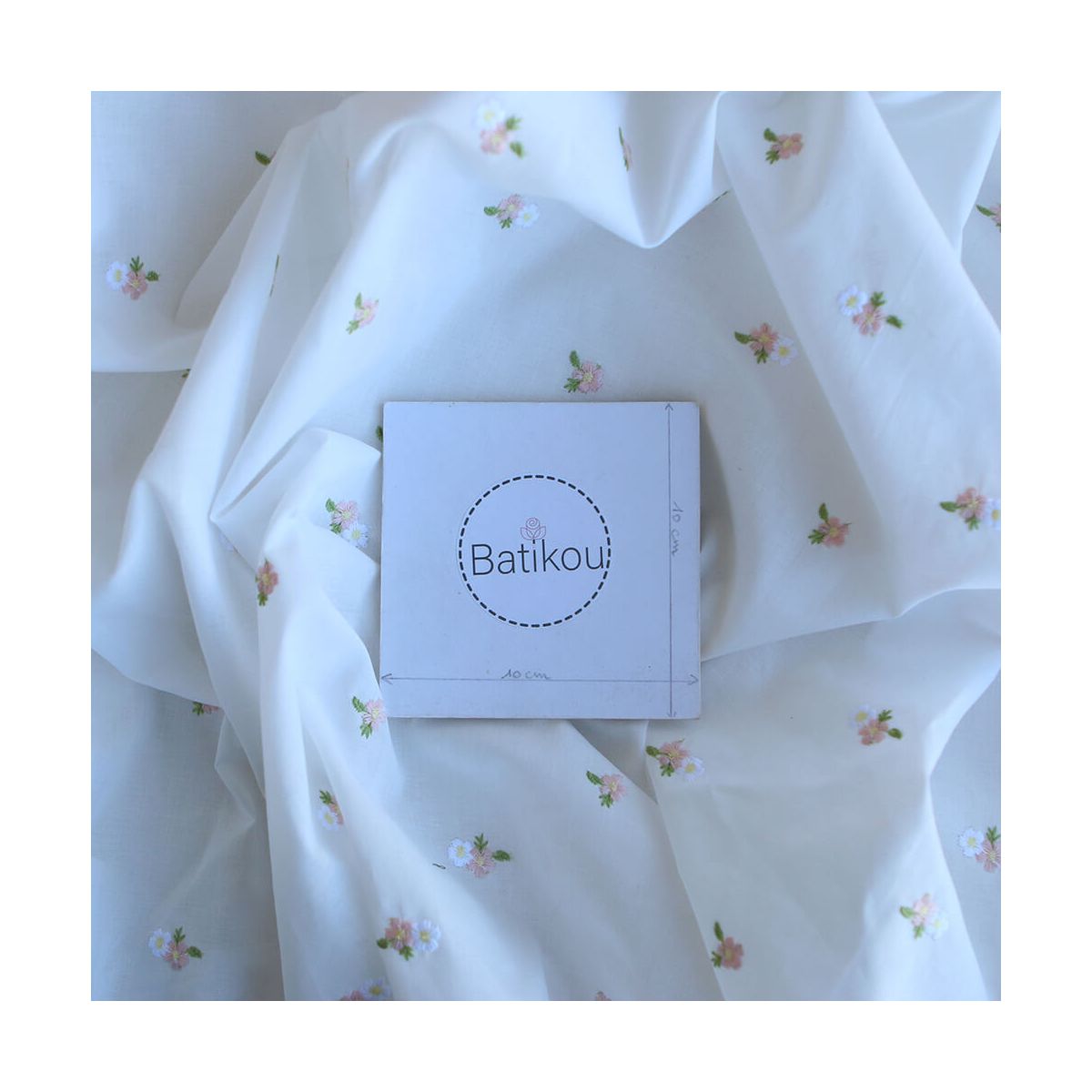 Celestine - Voile de coton écru broderies petites fleurs rose tendre