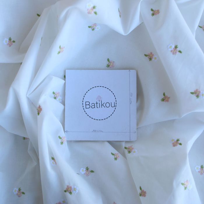 Celestine - Voile de coton écru broderies petites fleurs rose tendre