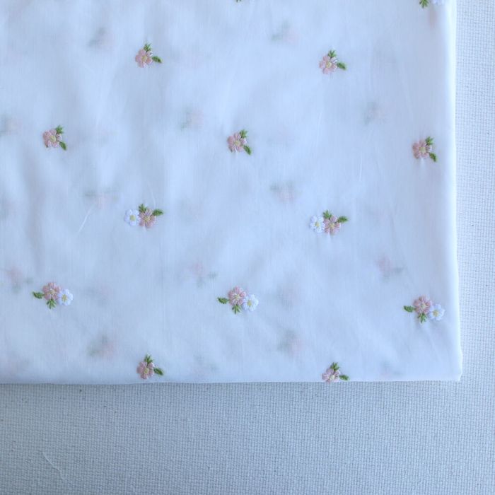 Celestine - Voile de coton écru broderies petites fleurs rose tendre