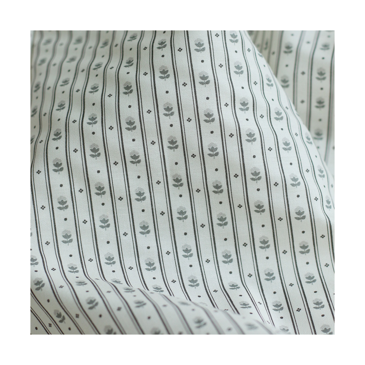 copy of Popeline de coton douce qualité SWEET fond lait motif petits hérissons