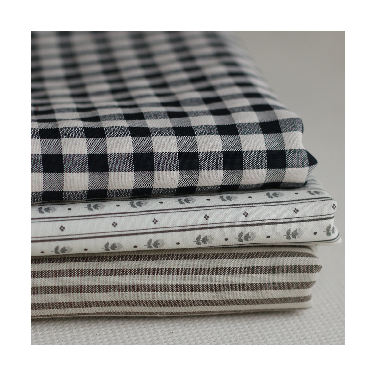 copy of Popeline de coton douce qualité SWEET fond lait motif petits hérissons