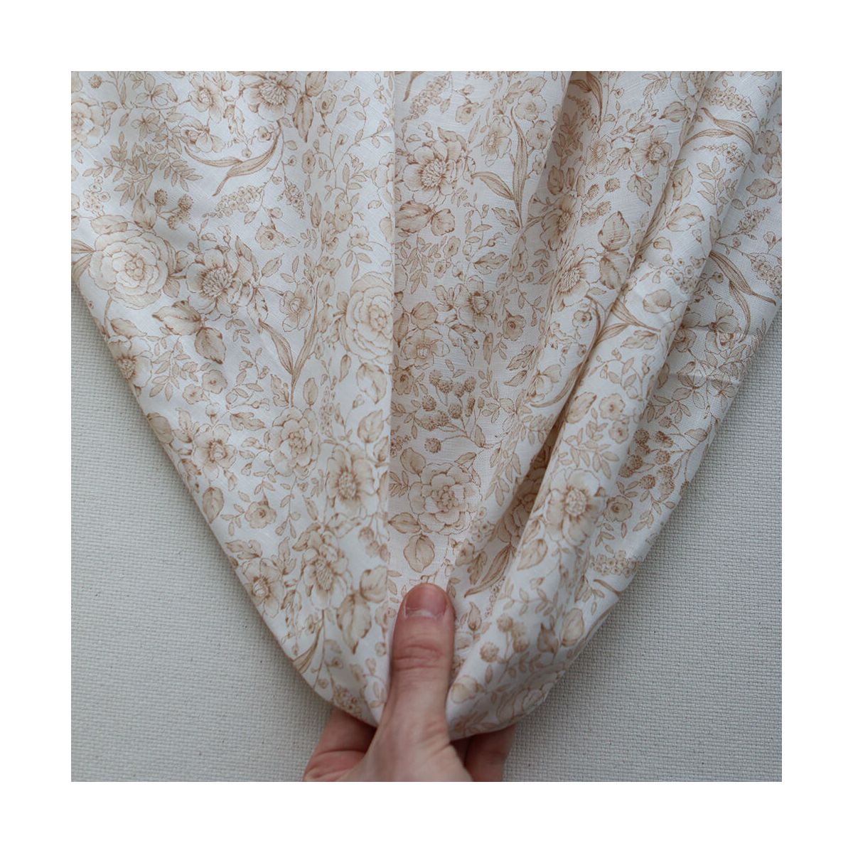 Apolline - Tissu lin coton roses effet toile de Jouy blanc lait et cappuccino