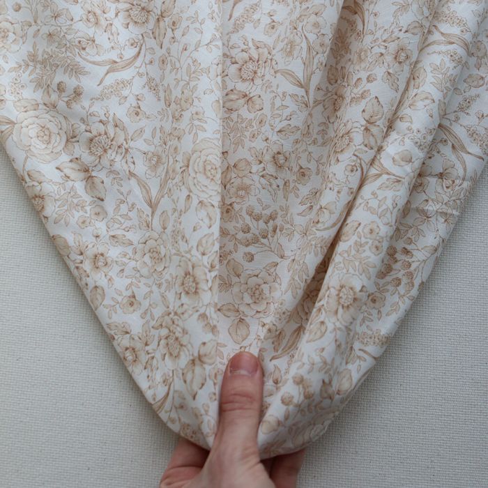 Apolline - Tissu lin coton roses effet toile de Jouy blanc lait et cappuccino