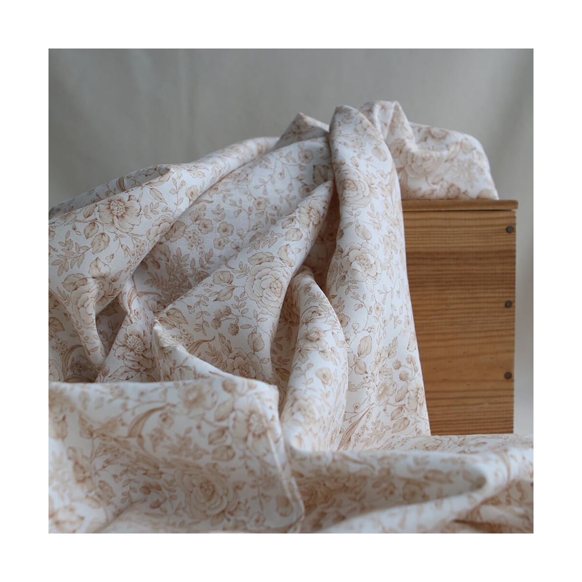 Apolline - Tissu lin coton roses effet toile de Jouy blanc lait et cappuccino