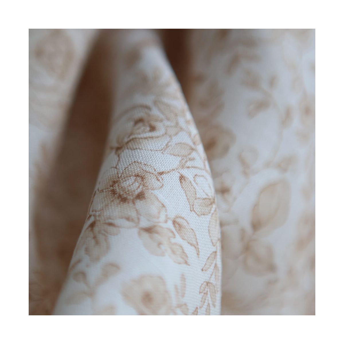 Apolline - Tissu lin coton roses effet toile de Jouy blanc lait et cappuccino