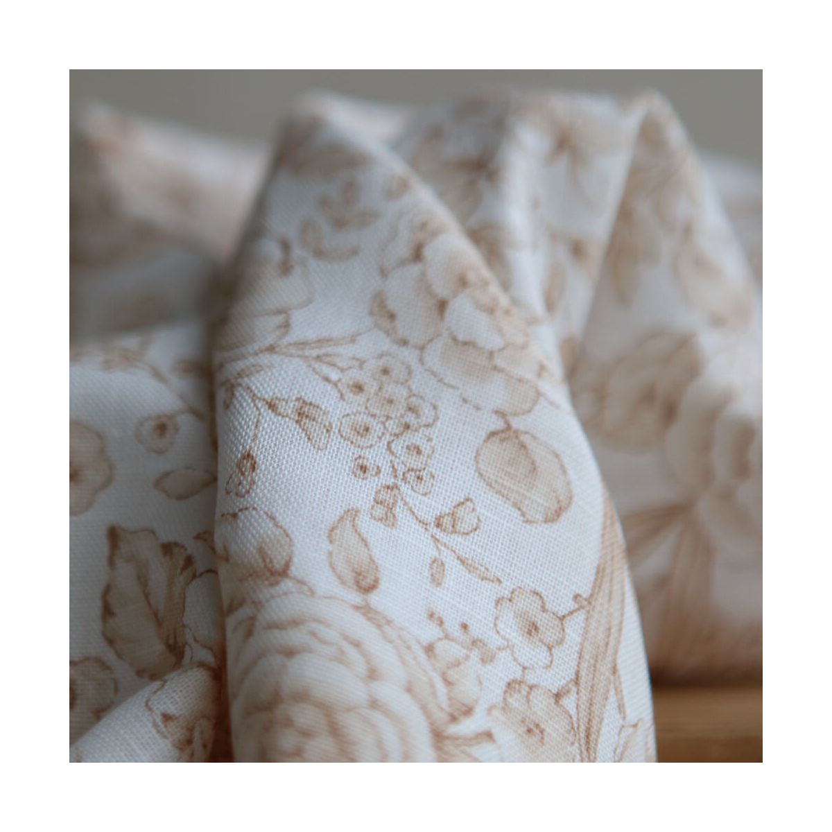 Apolline - Tissu lin coton roses effet toile de Jouy blanc lait et cappuccino