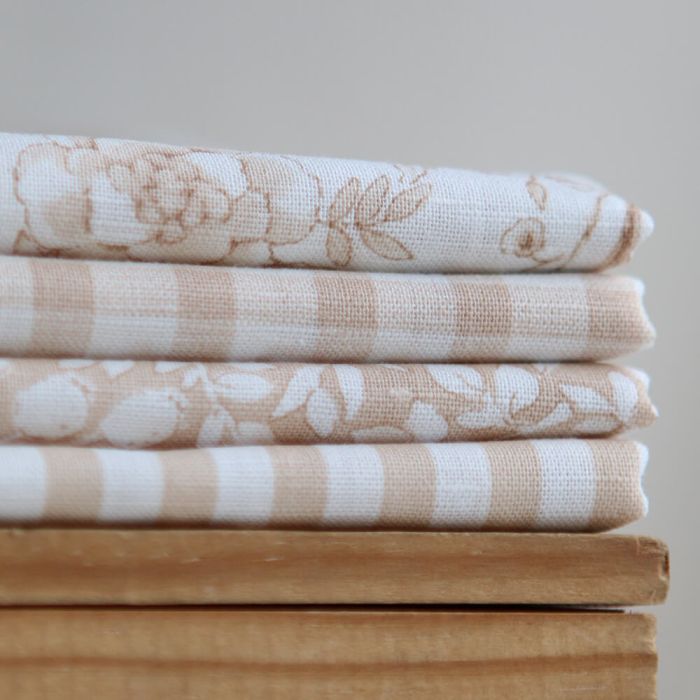 Apolline - Tissu lin coton roses effet toile de Jouy blanc lait et cappuccino