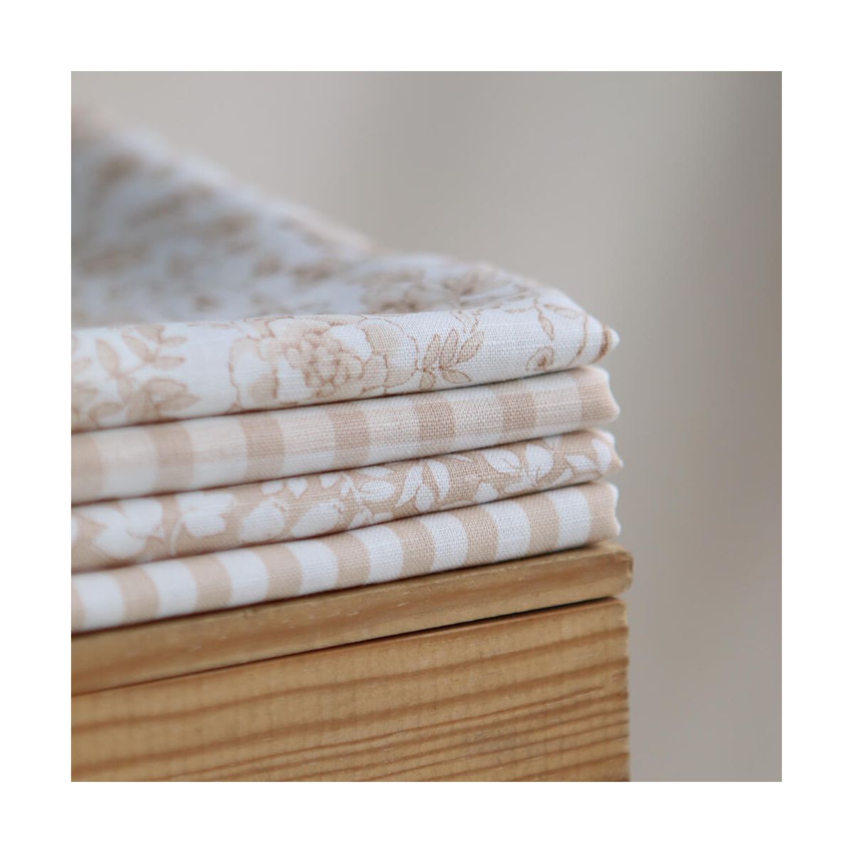 Apolline - Tissu lin coton roses effet toile de Jouy blanc lait et cappuccino