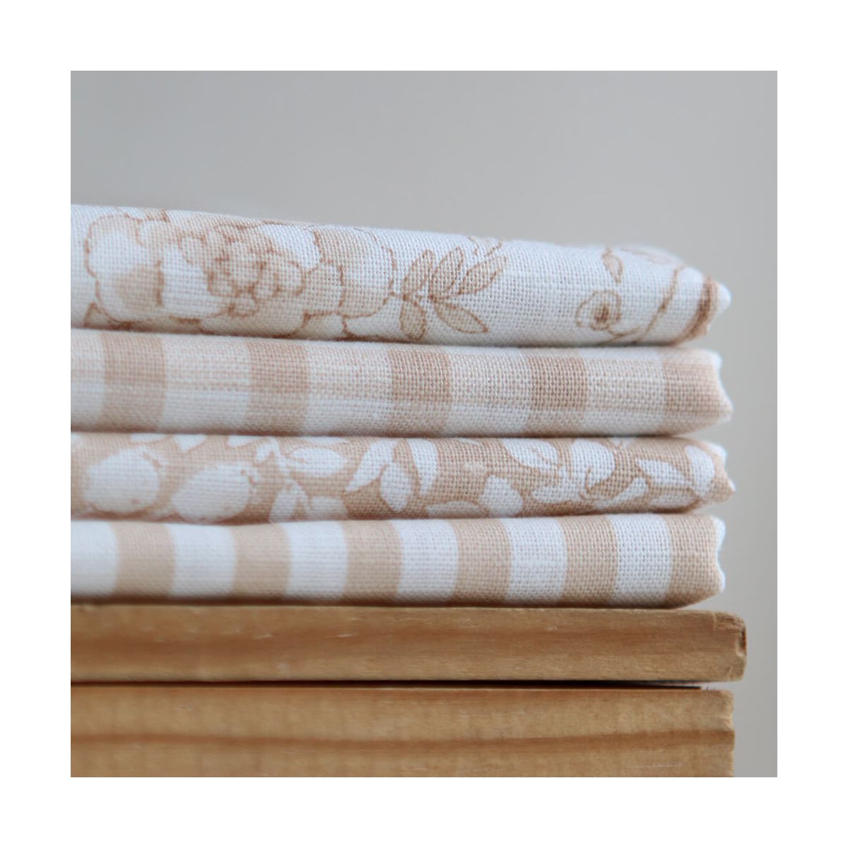 Apolline - Tissu lin coton roses effet toile de Jouy blanc lait et cappuccino