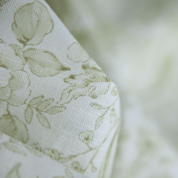 Apolline - Tissu lin coton roses effet toile de Jouy blanc lait et vert amande
