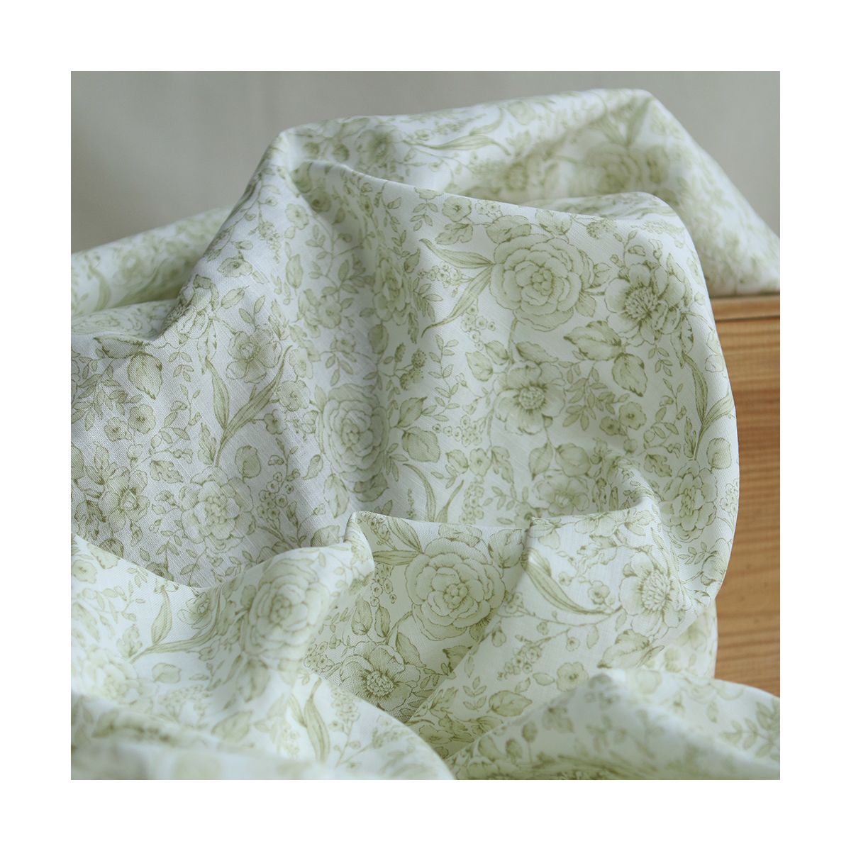 Apolline - Tissu lin coton roses effet toile de Jouy blanc lait et vert amande