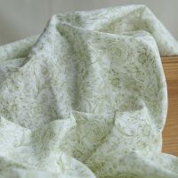 Apolline - Tissu lin coton roses effet toile de Jouy blanc lait et vert amande