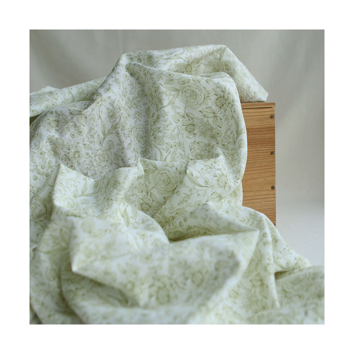 Apolline - Tissu lin coton roses effet toile de Jouy blanc lait et vert amande