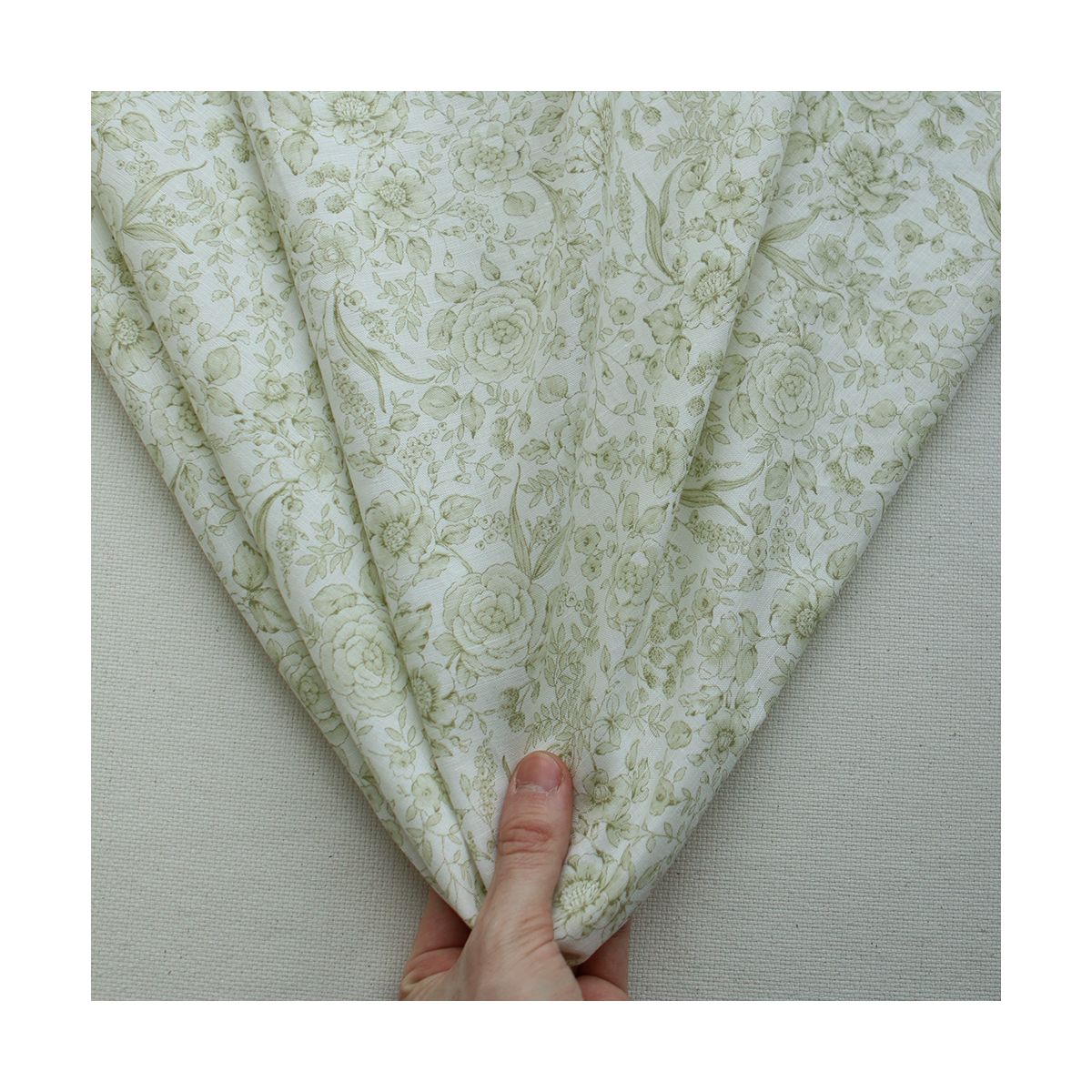 Apolline - Tissu lin coton roses effet toile de Jouy blanc lait et vert amande