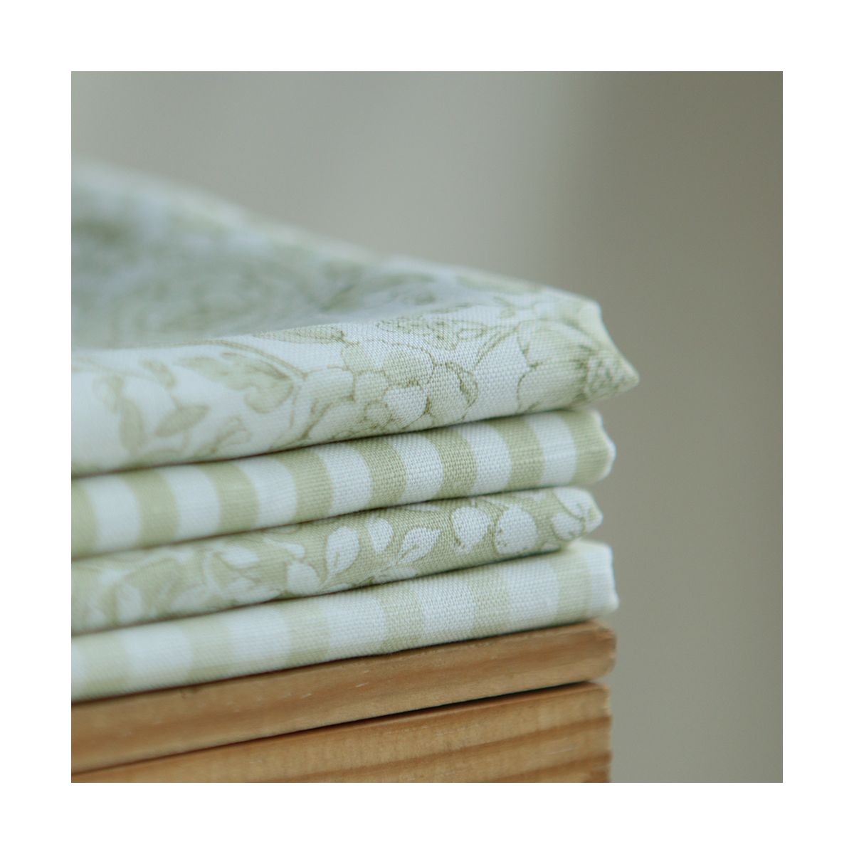 Apolline - Tissu lin coton roses effet toile de Jouy blanc lait et vert amande