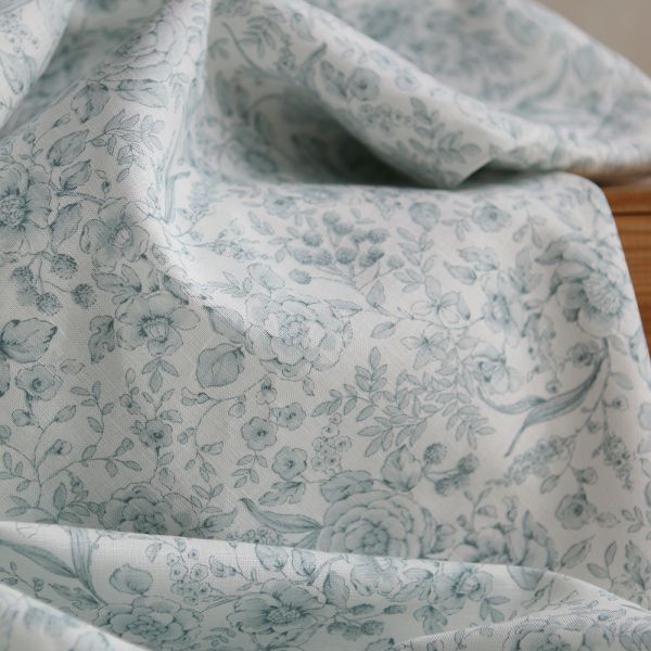 Apolline - Tissu lin coton roses effet toile de Jouy blanc lait et bleu brume