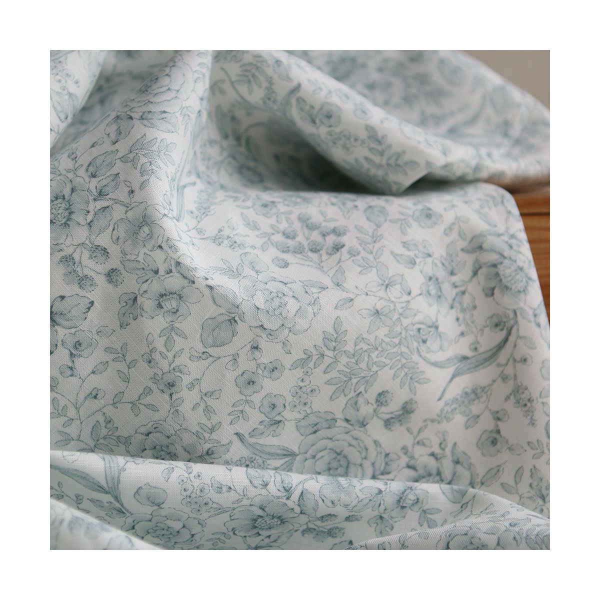 Apolline - Tissu lin coton roses effet toile de Jouy blanc lait et bleu brume