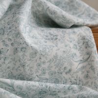 Apolline - Tissu lin coton roses effet toile de Jouy blanc lait et bleu brume
