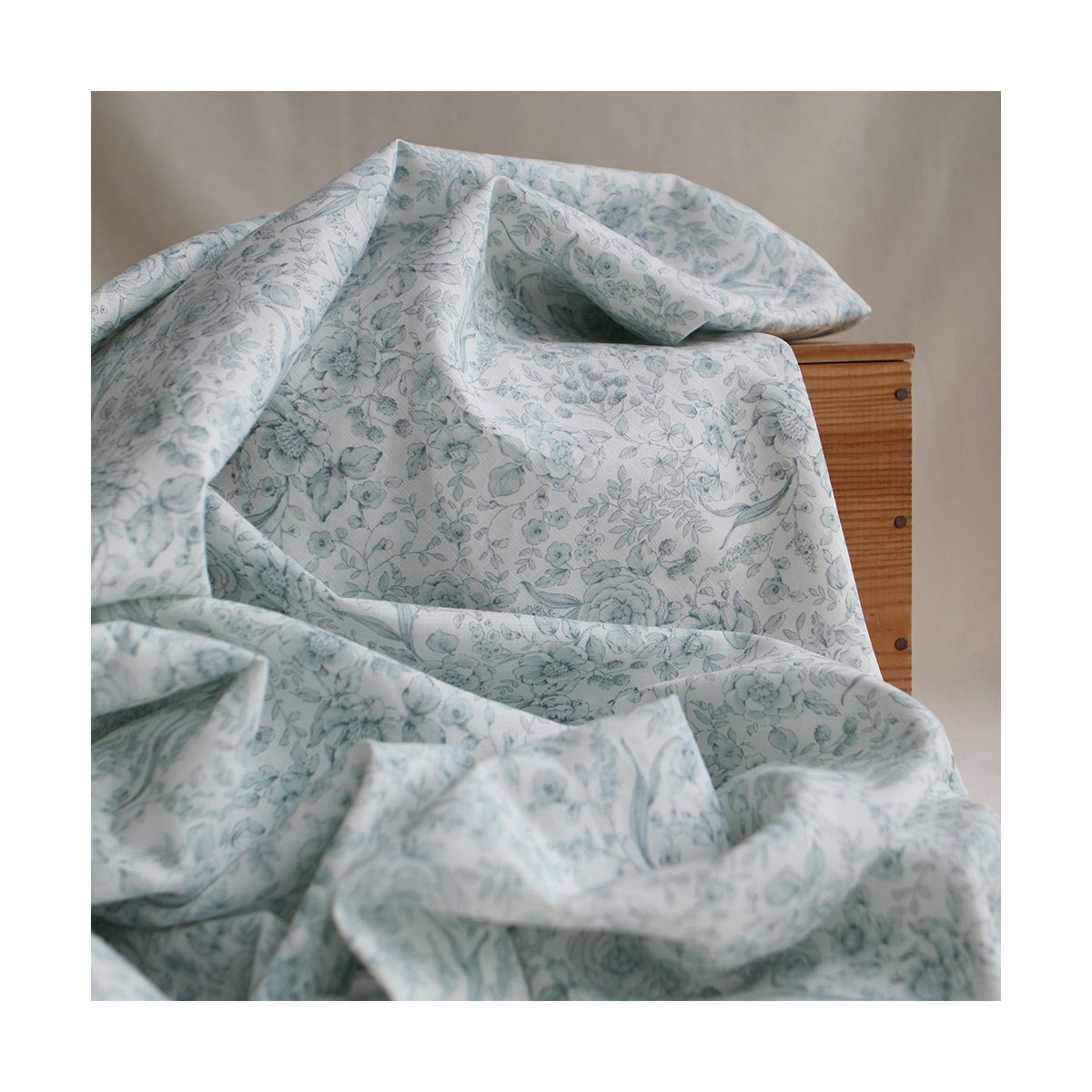 copie de Apolline - Tissu lin coton roses effet toile de Jouy blanc lait et vert amande