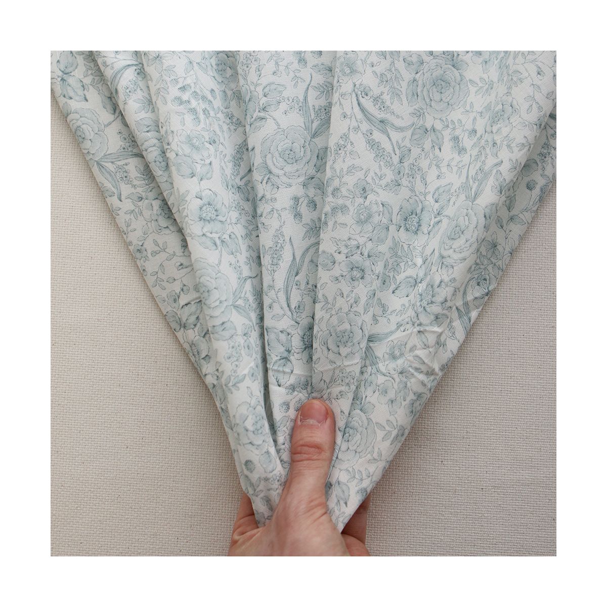 copie de Apolline - Tissu lin coton roses effet toile de Jouy blanc lait et vert amande