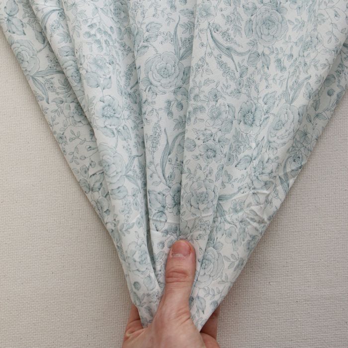 copie de Apolline - Tissu lin coton roses effet toile de Jouy blanc lait et vert amande