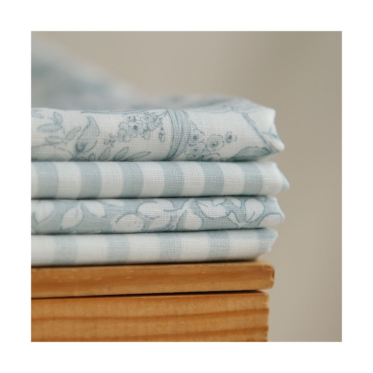 copie de Apolline - Tissu lin coton roses effet toile de Jouy blanc lait et vert amande