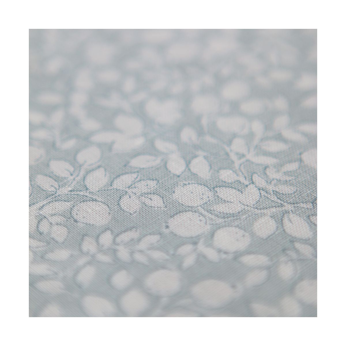 Amaury - Tissu lin coton motif délicat blanc lait et bleu brume