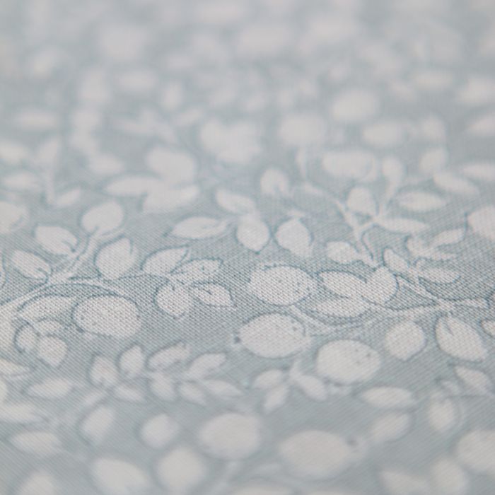 Amaury - Tissu lin coton motif délicat blanc lait et bleu brume