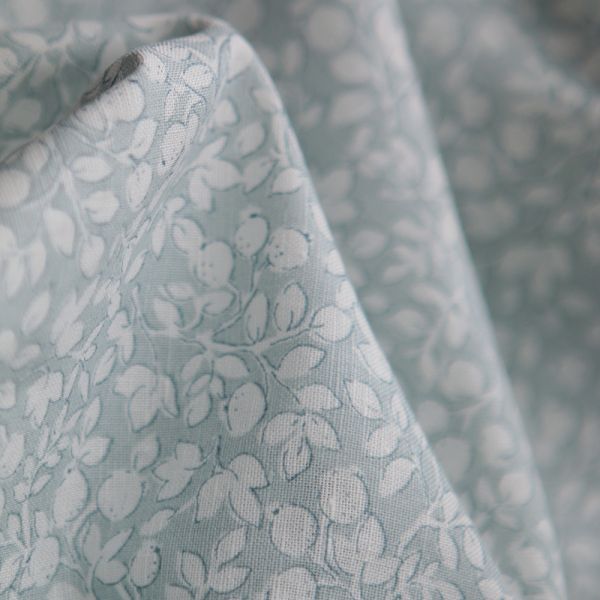 Amaury - Tissu lin coton motif délicat blanc lait et bleu brume 2