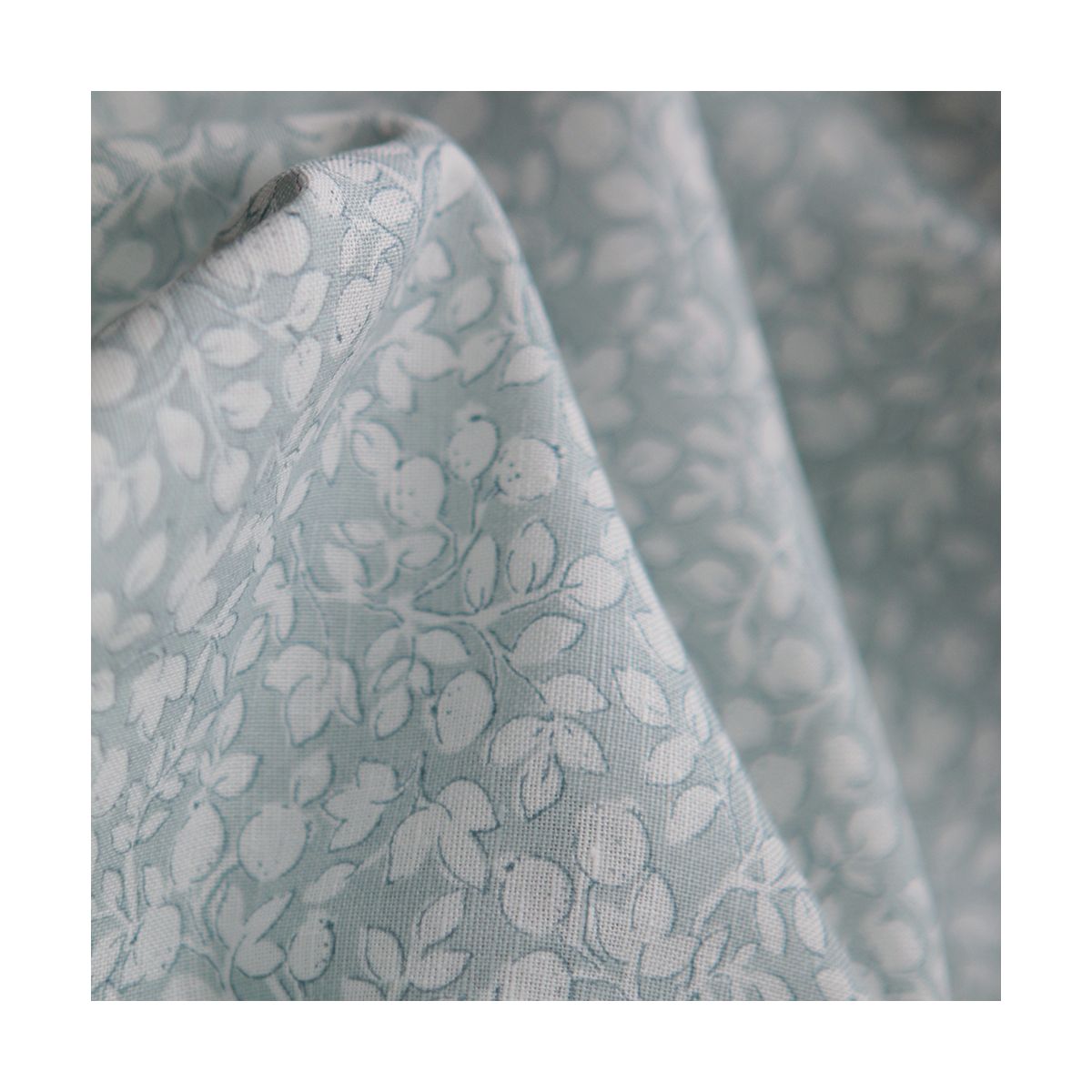 Amaury - Tissu lin coton motif délicat blanc lait et bleu brume